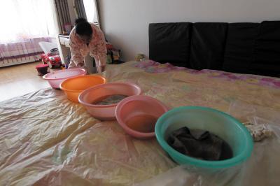 当涂楼上漏水，住户失联，小区没物管，业主维权难！律师来支招……
